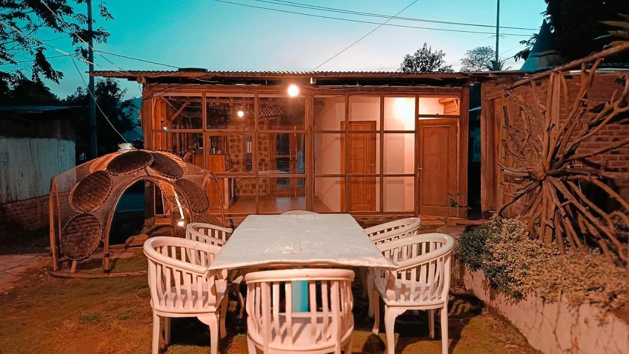 Lontart Guesthouse Nggorang Exteriör bild